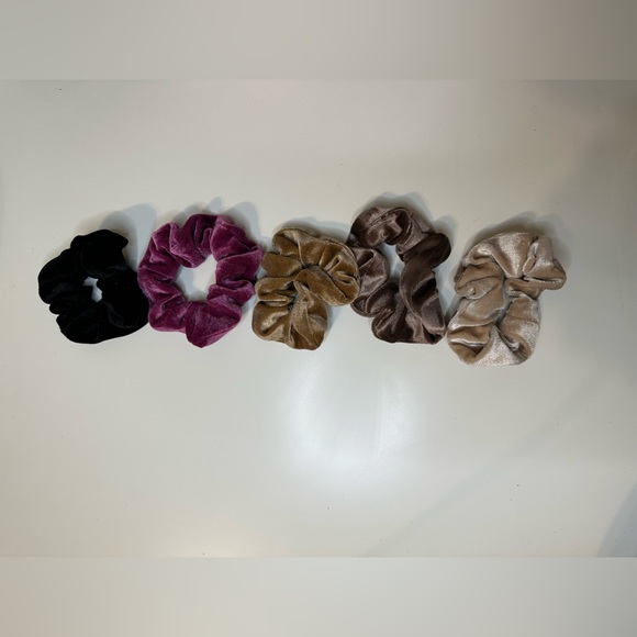 Velvet hair scrunchies - Picture 1 of 3